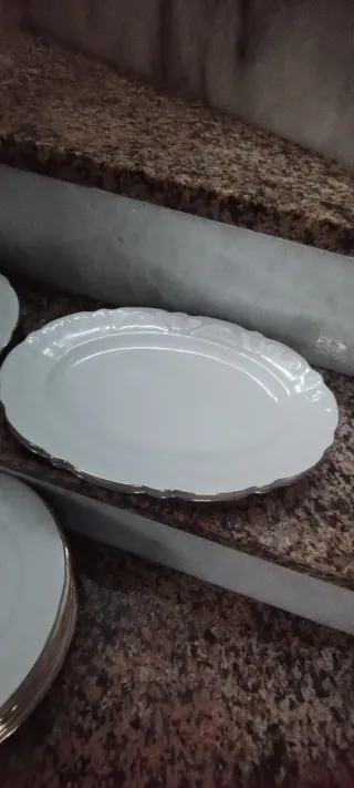 Juego de vajilla de porcelana blanca y dorada