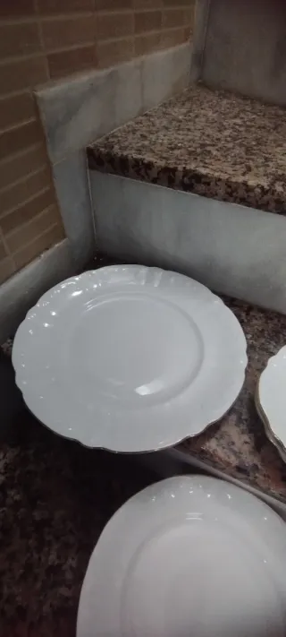 Juego de vajilla de porcelana blanca y dorada