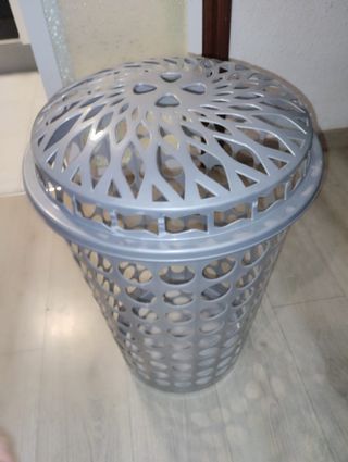 Cesto de ropa gris con tapa