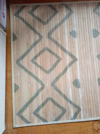 Alfombra de bambú beige con rombos grises