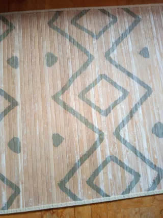 Alfombra de bambú beige con rombos grises