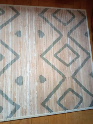 Alfombra de bambú beige con rombos grises