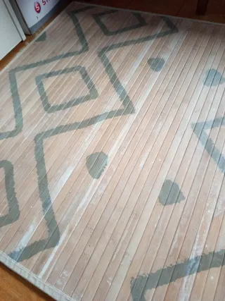 Alfombra de bambú beige con rombos grises