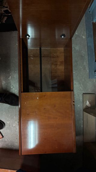 Mueble de salón de madera con vitrina