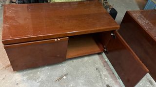 Mueble de salón de madera con vitrina