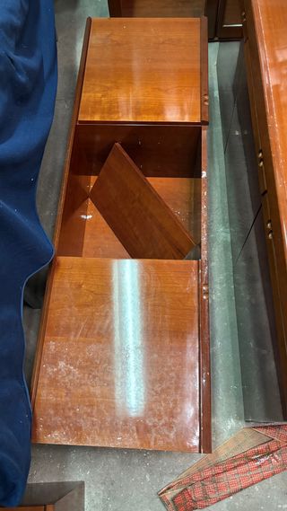 Mueble de salón de madera con vitrina