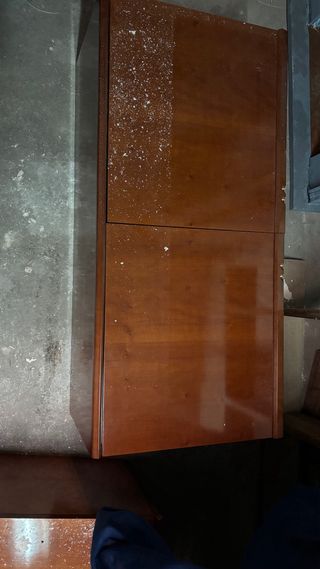 Mueble de salón de madera con vitrina