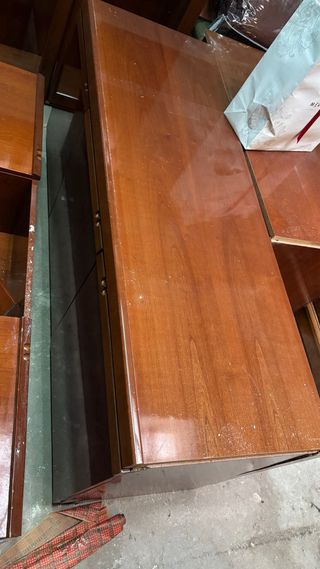 Mueble de salón de madera con vitrina