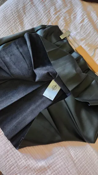 Falda polipiel Stradivarius negra