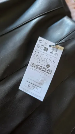 Falda polipiel Stradivarius negra