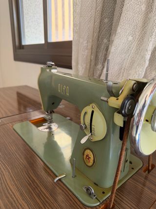 Máquina de coser Alfa antigua