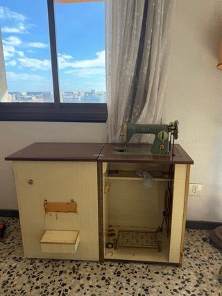 Máquina de coser Alfa antigua
