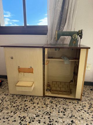 Máquina de coser Alfa antigua