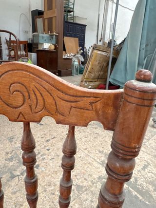 Juego de 4 sillas de madera