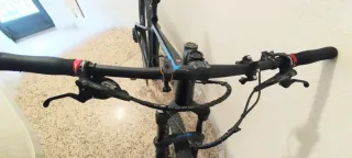 Bicicleta de Montaña Cube Negra y azul