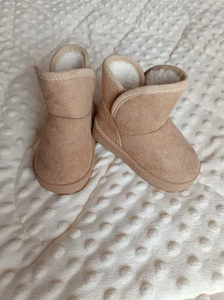 Botas beges para bebé tamanho 20