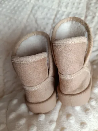 Botas beges para bebé tamanho 20
