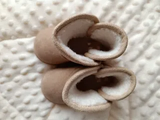 Botas beges para bebé tamanho 20