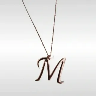 Collana con lettera M lunga color oro