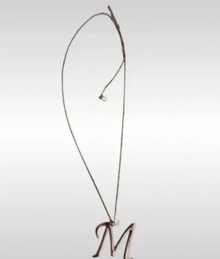 Collana con lettera M lunga color oro