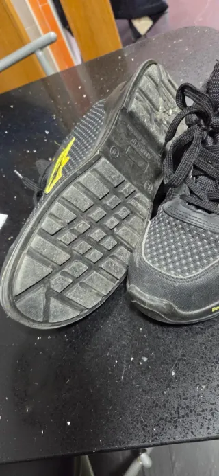 Zapatos de seguridad U-Power negros y amarillos