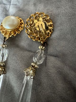 Pendientes largos vintage dorados y blancos