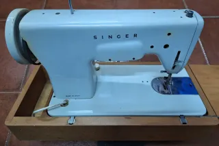 Máquina de coser Singer gris.