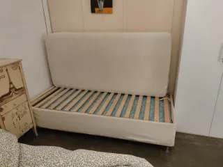 Canapé con somier y espacio interior para guardar.