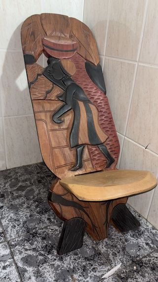 Silla de madera tallada artesanal