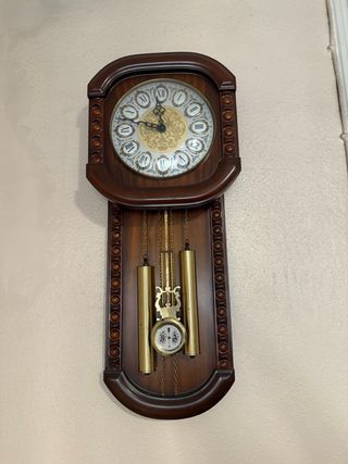 Reloj de pared antiguo de madera
