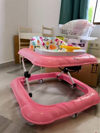 Andador bebé rosa con asiento estampado