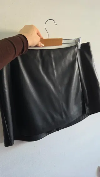 Falda pantalón polipiel negra Stradivarius