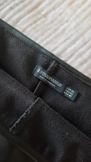 Falda pantalón polipiel negra Stradivarius