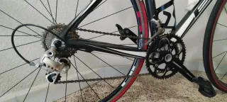 Bicicleta de carretera BH blanca y negra