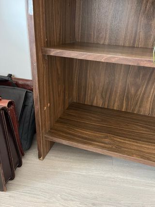 Estantería de madera marrón