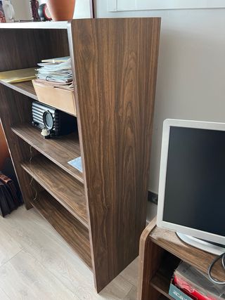 Estantería de madera marrón