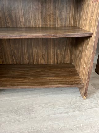 Estantería de madera marrón