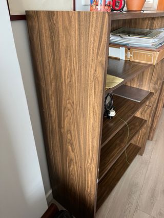 Estantería de madera marrón