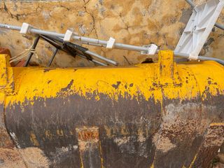 Pala de tractor amarilla