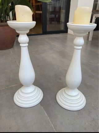 Juego de 2 candelabros altos de madera