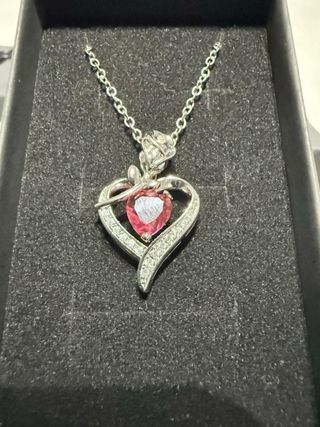 Collar plateado con corazón rojo y detalle de rosa