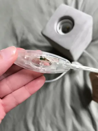 Lámpara de mesa de hormigón