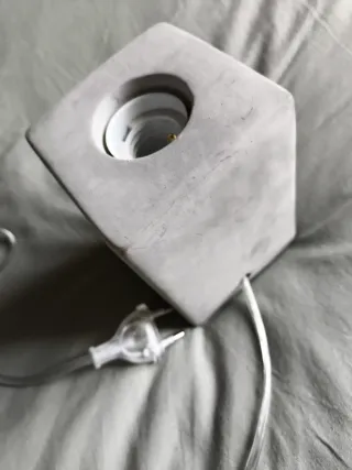 Lámpara de mesa de hormigón