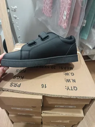 Lote deportivas negras tallas 28 a 35