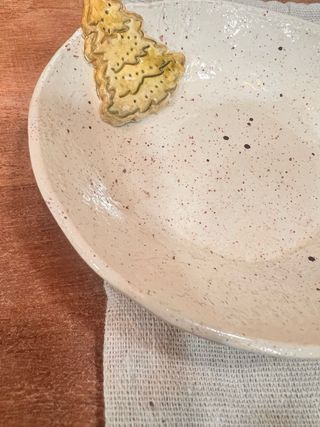 Plato artesanal nuevo en funda de algodón