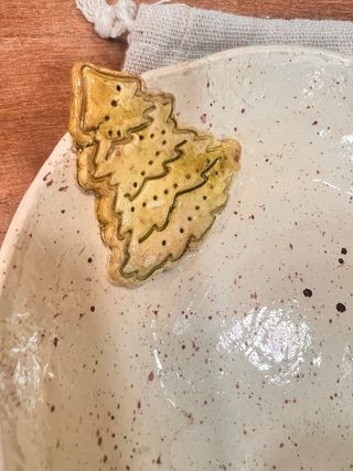 Plato artesanal nuevo en funda de algodón