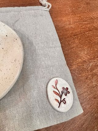 Plato artesanal nuevo en funda de algodón