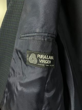 Americana azul con cuadros verdes pequeños