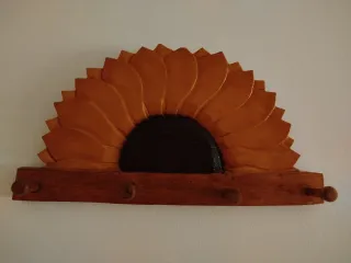Perchero en madera con forma de girasol