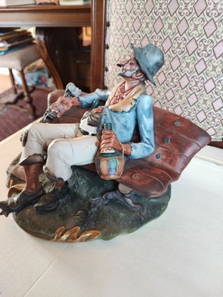 PORCELLANA CAPODIMONTE VECCHIO SU PANCHINA GIN